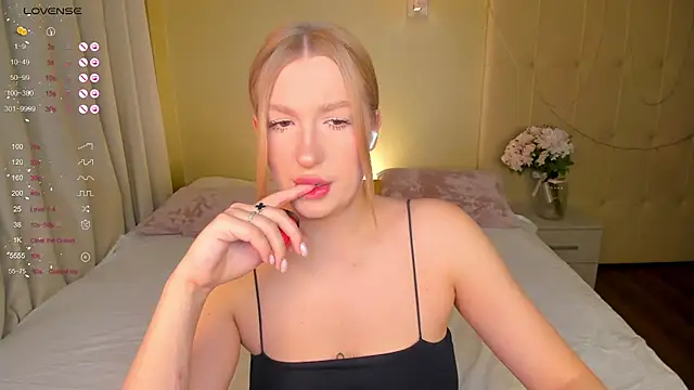 Snapshot of Emma__Leee chatting on 03-05-25, 12:59 Emma Leee online show from 03-05-25, 12:59