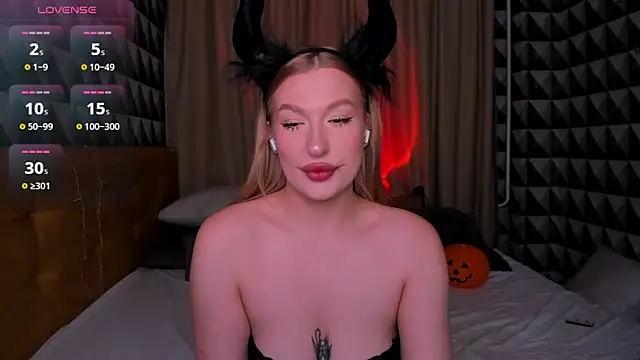 Snapshot of Emma__Leee chatting on 10-31-25, 12:55 Emma Leee online show from 10-31-25, 12:55