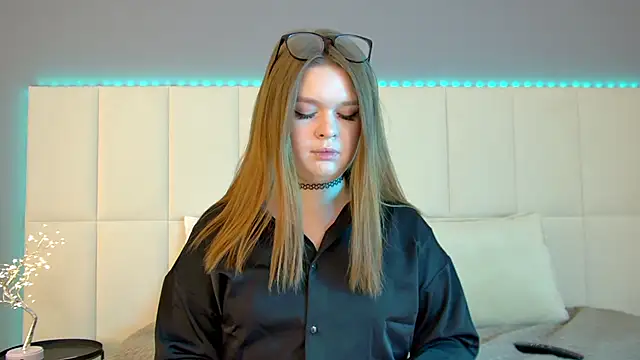 Snapshot of CrystalLyons chatting on 03-04-25, 06:58 CrystalLyons online show from 03-04-25, 06:58