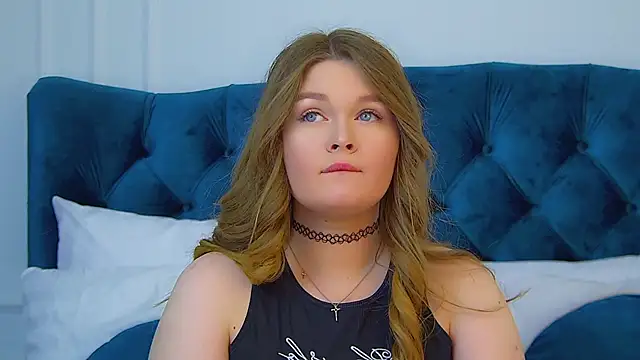 Snapshot of CrystalLyons chatting on 10-13-25, 06:08 CrystalLyons online show from 10-13-25, 06:08