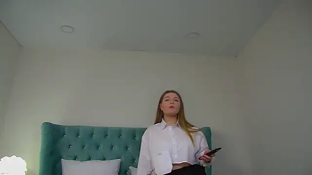 Snapshot of CrystalLyons chatting on 10-17-25, 08:06 CrystalLyons online show from 10-17-25, 08:06