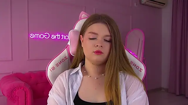 Snapshot of CrystalLyons chatting on 11-30-25, 06:17 CrystalLyons online show from 11-30-25, 06:17