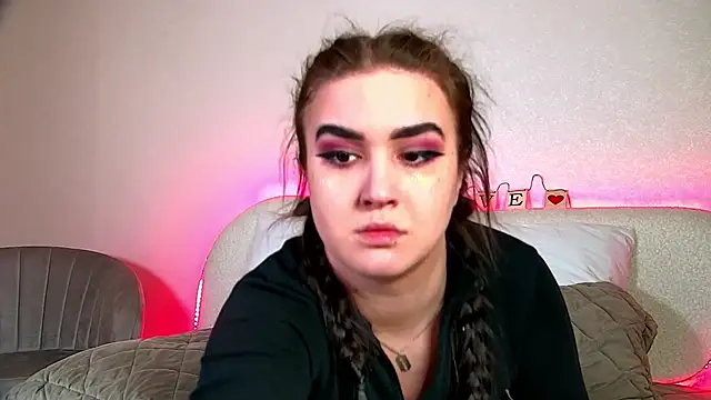 Snapshot of ChristinaMilton chatting on 02-18-25, 04:04 ChristinaMilton online show from 02-18-25, 04:04