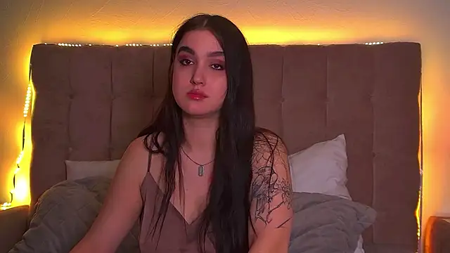 Snapshot of ChristinaMilton chatting on 03-23-25, 01:09 ChristinaMilton online show from 03-23-25, 01:09