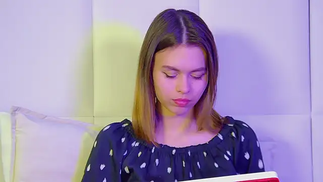 PollyLanders online show from 03-17-25, 06:32