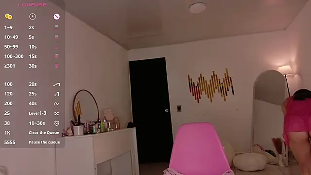 Snapshot of Sarah_cam06 chatting on 02-18-26, 01:01 Sarah cam06 online show from 02-18-26, 01:01