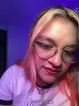Snapshot of SophiaWeestt99 chatting on 06-22-26, 03:25 SophiaWeestt99 online show from 06-22-26, 03:25