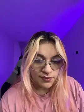 Snapshot of SophiaWeestt99 chatting on 07-17-26, 02:29 SophiaWeestt99 online show from 07-17-26, 02:29