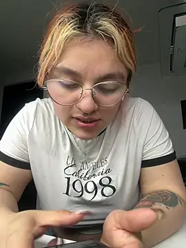 Snapshot of SophiaWeestt99 chatting on 07-18-26, 04:05 SophiaWeestt99 online show from 07-18-26, 04:05