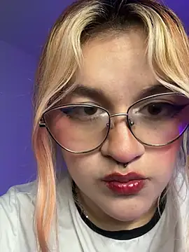 Snapshot of SophiaWeestt99 chatting on 07-20-26, 04:27 SophiaWeestt99 online show from 07-20-26, 04:27