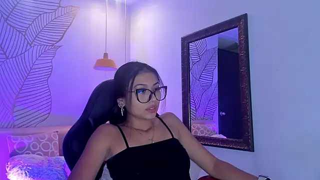 Snapshot of ZaraLim chatting on 02-04-25, 12:33 ZaraLim online show from 02-04-25, 12:33