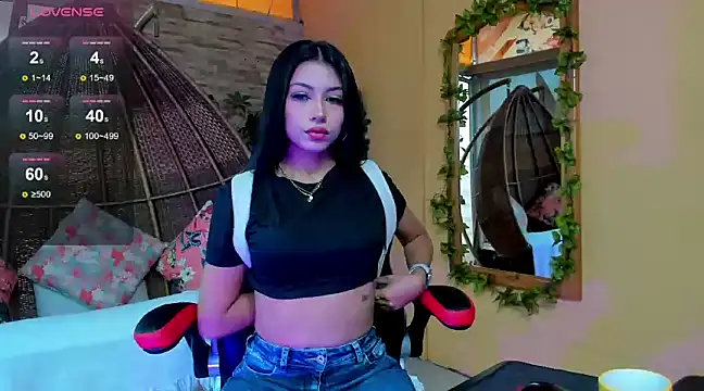 Snapshot of ZaraLim chatting on 02-05-25, 12:06 ZaraLim online show from 02-05-25, 12:06