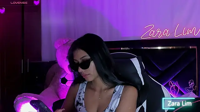 Snapshot of ZaraLim chatting on 09-25-25, 02:43 ZaraLim online show from 09-25-25, 02:43