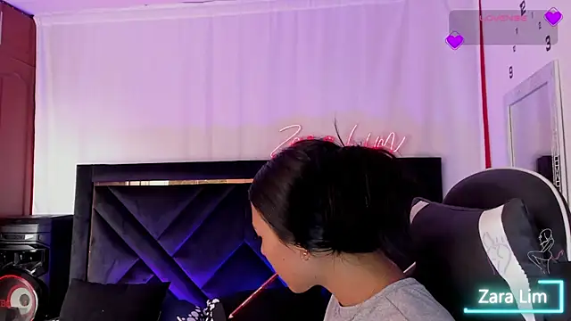 Snapshot of ZaraLim chatting on 10-31-25, 08:43 ZaraLim online show from 10-31-25, 08:43