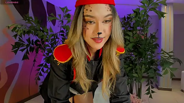 Snapshot of RebeccaHudson chatting on 10-31-25, 08:32 RebeccaHudson online show from 10-31-25, 08:32