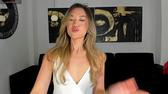 Snapshot of RebeccaHudson chatting on 11-18-25, 06:56 RebeccaHudson online show from 11-18-25, 06:56