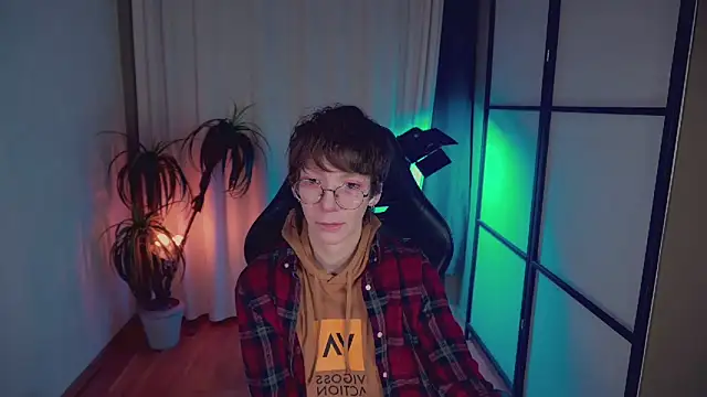 Snapshot of TommieH chatting on 01-19-25, 05:48 TommieH online show from 01-19-25, 05:48