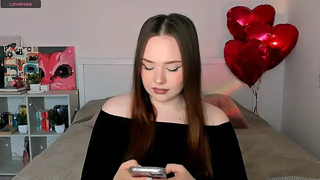 LittleKiitten online show from 06-18-26, 03:16