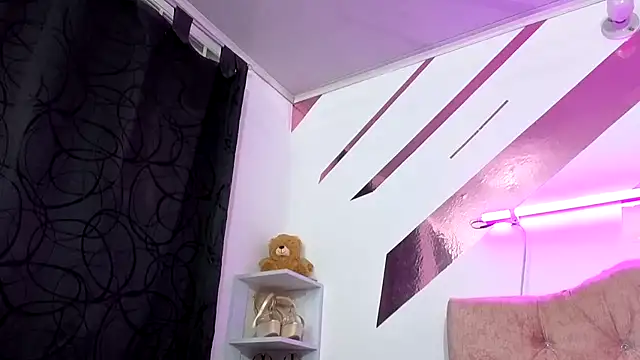 Snapshot of Kitten_Hot_ chatting on 10-31-25, 04:57 Kitten Hot online show from 10-31-25, 04:57