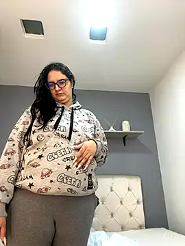 Snapshot of Soe_Lara chatting on 09-17-25, 11:12 Soe Lara online show from 09-17-25, 11:12