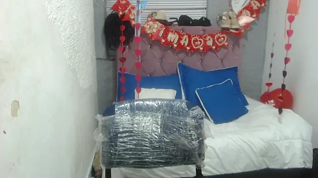 Snapshot of vainillaplaypussy chatting on 03-19-25, 06:23 vainillaplaypussy online show from 03-19-25, 06:23