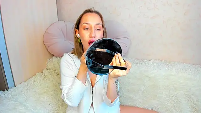 Snapshot of MelodyOfLovee chatting on 09-14-25, 04:44 MelodyOfLovee online show from 09-14-25, 04:44