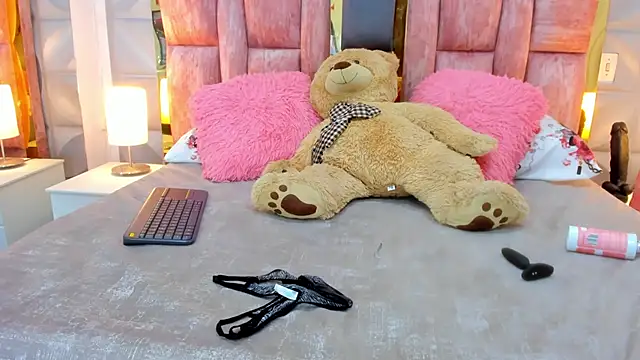 valentinasu1 online show from 03-11-25, 04:40