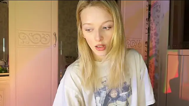 Snapshot of Evvie_Summn1 chatting on 03-02-25, 03:27 Evvie Summn1 online show from 03-02-25, 03:27