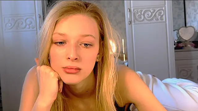 Snapshot of Evvie_Summn1 chatting on 03-23-25, 03:32 Evvie Summn1 online show from 03-23-25, 03:32