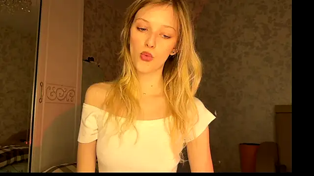 Snapshot of Evvie_Summn1 chatting on 10-23-25, 03:11 Evvie Summn1 online show from 10-23-25, 03:11