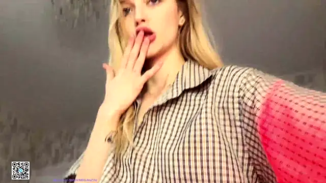 Snapshot of Evvie_Summn1 chatting on 11-16-25, 07:36 Evvie Summn1 online show from 11-16-25, 07:36