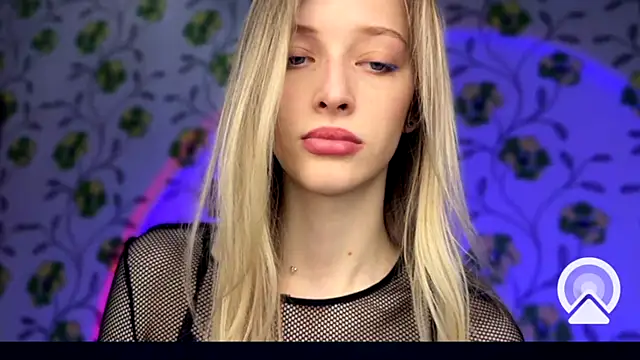 Snapshot of Evvie_Summn1 chatting on 12-14-25, 03:39 Evvie Summn1 online show from 12-14-25, 03:39