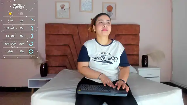 Snapshot of MAHIASMITH13 chatting on 03-12-25, 01:30 MAHIASMITH13 online show from 03-12-25, 01:30