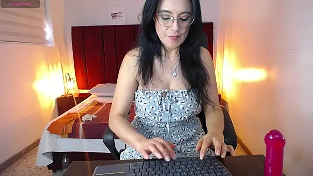 Snapshot of Zuzana21 chatting on 02-10-25, 04:47 Zuzana21 online show from 02-10-25, 04:47