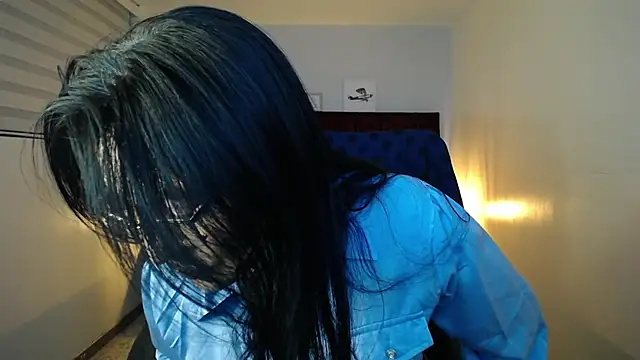 Snapshot of Zuzana21 chatting on 02-12-25, 12:44 Zuzana21 online show from 02-12-25, 12:44