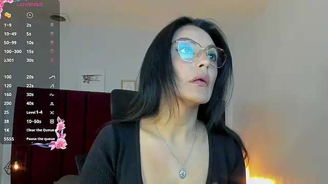 Snapshot of Zuzana21 chatting on 03-21-25, 01:01 Zuzana21 online show from 03-21-25, 01:01