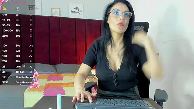 Snapshot of Zuzana21 chatting on 03-21-25, 04:07 Zuzana21 online show from 03-21-25, 04:07