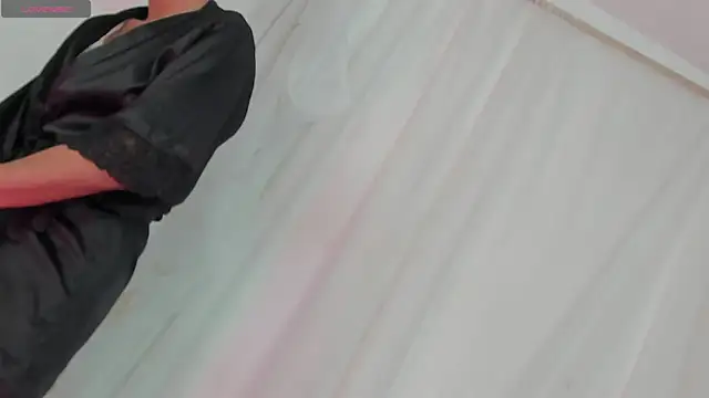 Itsme Daniela online show from 11-17-25, 01:39