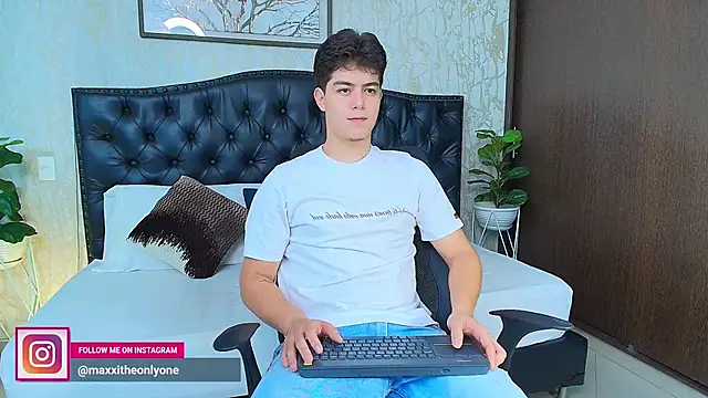 Snapshot of MaxxiCruz chatting on 10-04-25, 03:48 MaxxiCruz online show from 10-04-25, 03:48