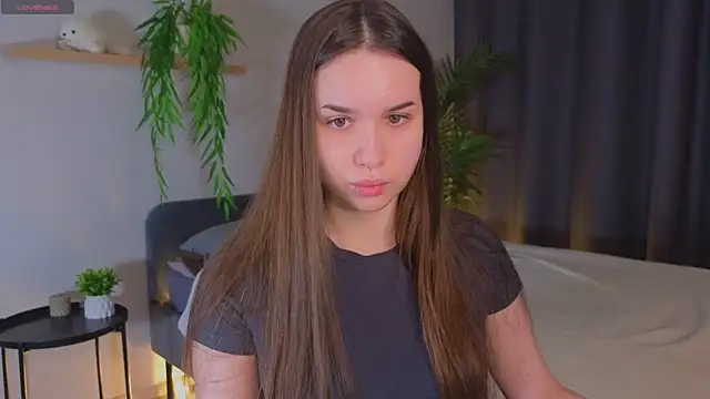 Roxie Mils online show from 12-17-24, 02:55