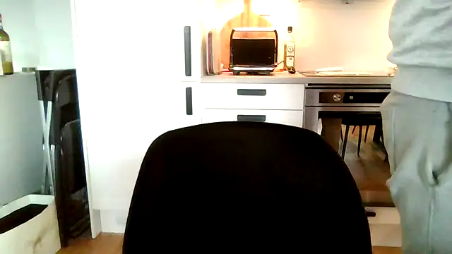 Snapshot of aleksergira chatting on 12-11-24, 10:47 aleksergira online show from 12-11-24, 10:47