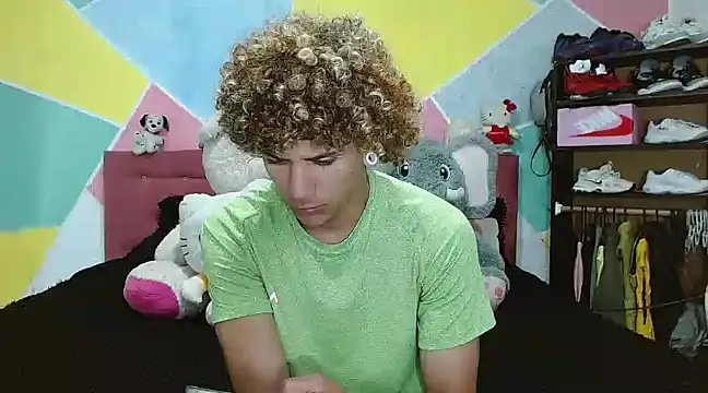 Snapshot of tylor_boy chatting on 01-08-25, 09:23 tylor boy online show from 01-08-25, 09:23