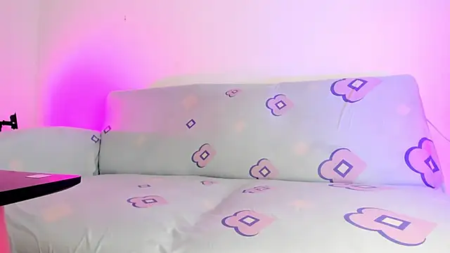 LoveBirds  1 online show from 03-20-25, 07:57