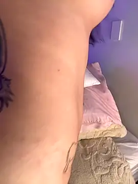 Mae Henao9 online show from 10-22-25, 08:47