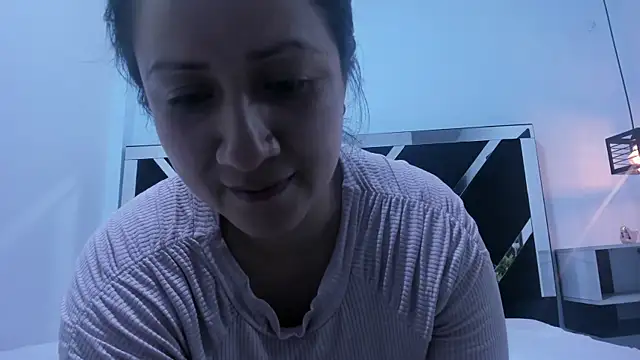Snapshot of Ambber_moon chatting on 02-06-25, 03:59 Ambber moon online show from 02-06-25, 03:59