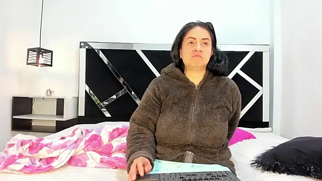 Snapshot of Ambber_moon chatting on 02-14-25, 10:49 Ambber moon online show from 02-14-25, 10:49