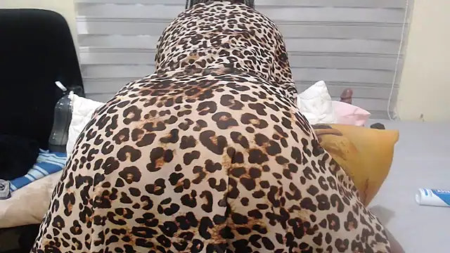 Foxybrownxx1 online show from 07-19-26, 08:23