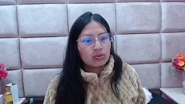 Snapshot of Miaa_Smiith_ chatting on 01-03-25, 06:33 Miaa Smiith  online show from 01-03-25, 06:33