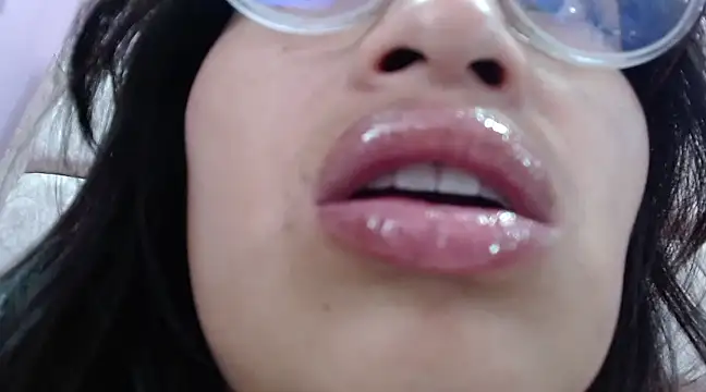 Snapshot of Miaa_Smiith_ chatting on 01-10-25, 06:31 Miaa Smiith  online show from 01-10-25, 06:31