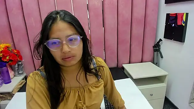 Snapshot of Miaa_Smiith_ chatting on 10-05-25, 03:05 Miaa Smiith  online show from 10-05-25, 03:05